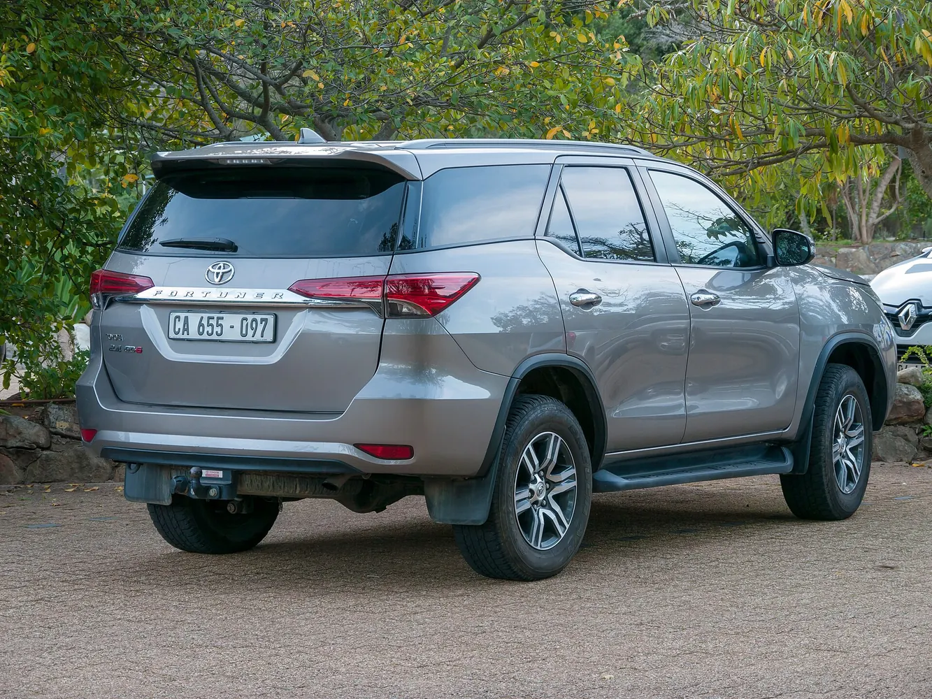 Toyota Fortuner en vista tres cuartos con el emblema frontal visible