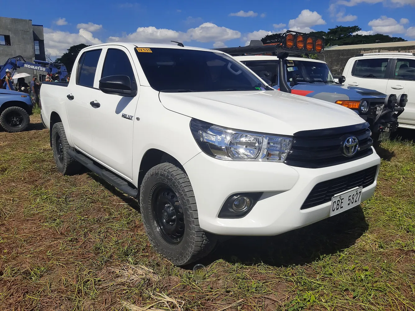Toyota Hilux 4x4 en vista lateral con el emblema visible