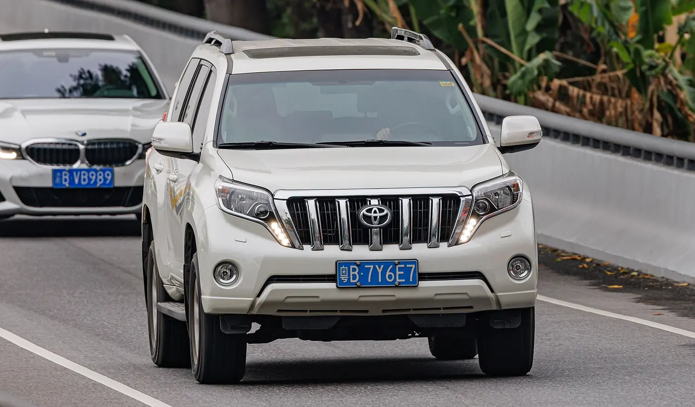 Toyota Land Cruiser Prado con el emblema frontal visible