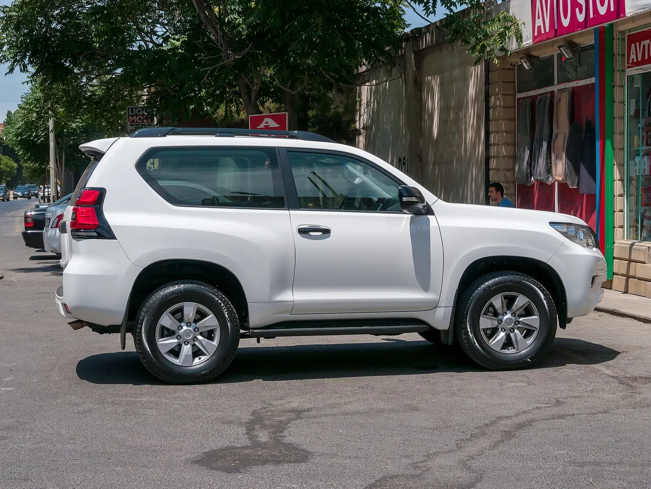 Toyota Land Cruiser Prado vista de frente con su emblema visible