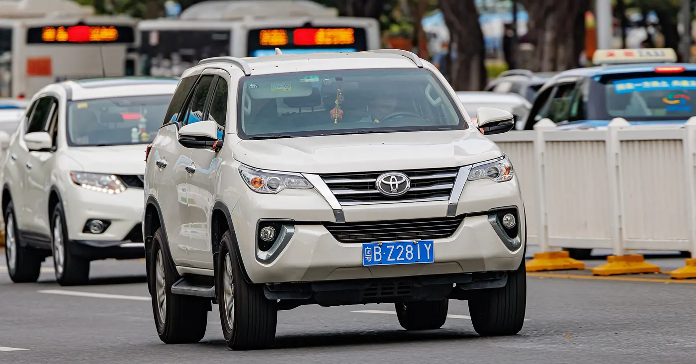 Toyota Fortuner con el emblema de la marca visible